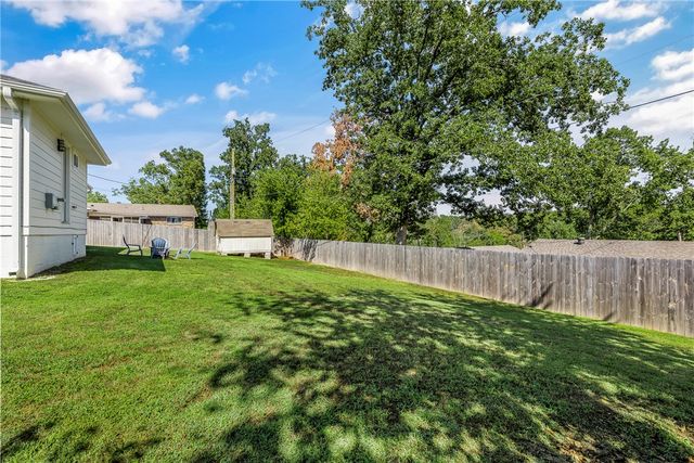 2004 Oakwood Avenue, Bentonville, AR 72712