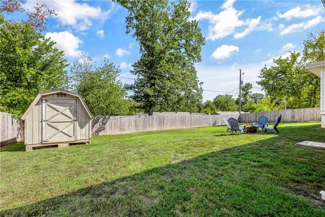 2004 Oakwood Avenue, Bentonville, AR 72712