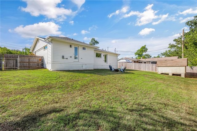 2004 Oakwood Avenue, Bentonville, AR 72712