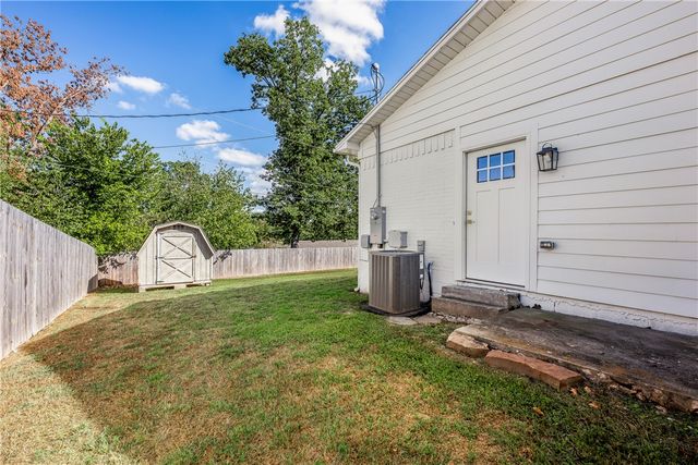 2004 Oakwood Avenue, Bentonville, AR 72712