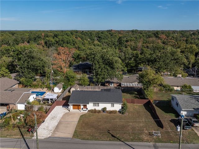 2004 Oakwood Avenue, Bentonville, AR 72712