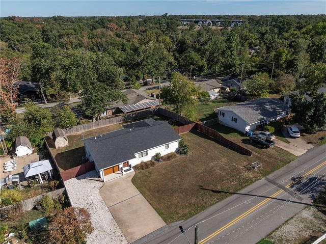 2004 Oakwood Avenue, Bentonville, AR 72712