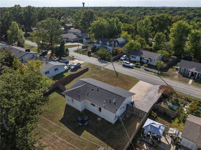 2004 Oakwood Avenue, Bentonville, AR 72712