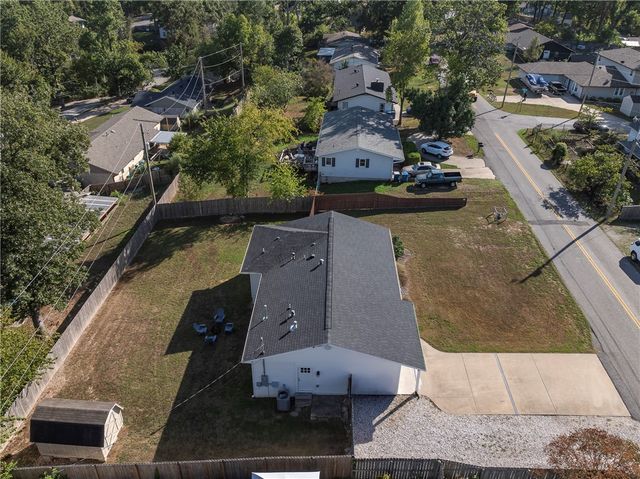 2004 Oakwood Avenue, Bentonville, AR 72712