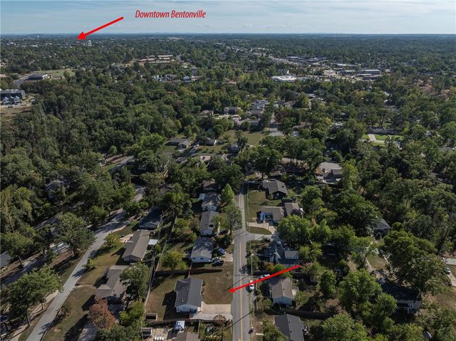 2004 Oakwood Avenue, Bentonville, AR 72712