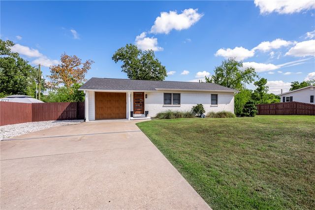 2004 Oakwood Avenue, Bentonville, AR 72712