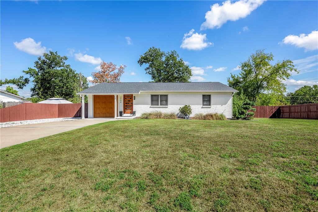2004 Oakwood Avenue, Bentonville, AR 72712