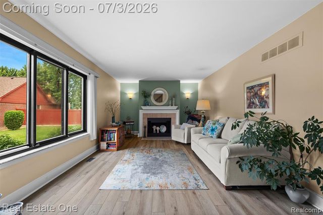 42185 Lochmoor Street, Clinton Township, MI 48038