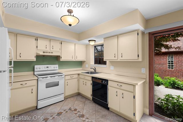 42185 Lochmoor Street, Clinton Township, MI 48038