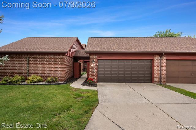 42185 Lochmoor Street, Clinton Township, MI 48038