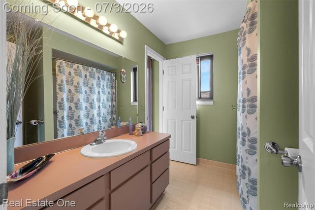 42185 Lochmoor Street, Clinton Township, MI 48038