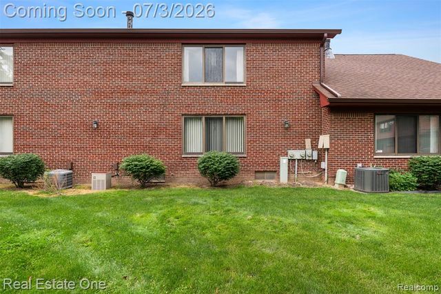42185 Lochmoor Street, Clinton Township, MI 48038