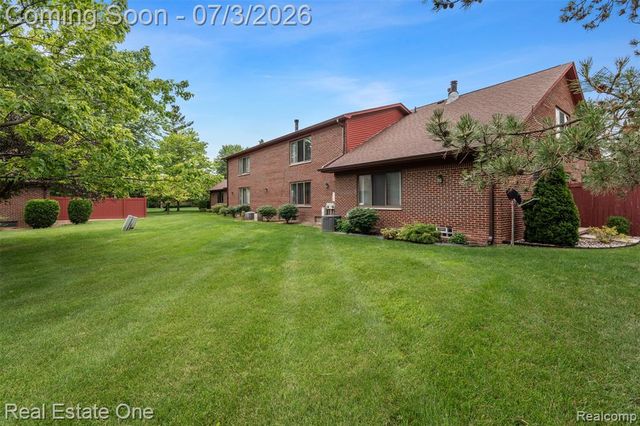 42185 Lochmoor Street, Clinton Township, MI 48038