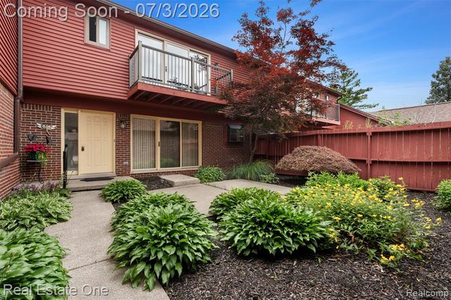 42185 Lochmoor Street, Clinton Township, MI 48038