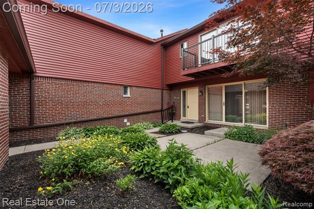 42185 Lochmoor Street, Clinton Township, MI 48038