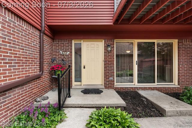 42185 Lochmoor Street, Clinton Township, MI 48038