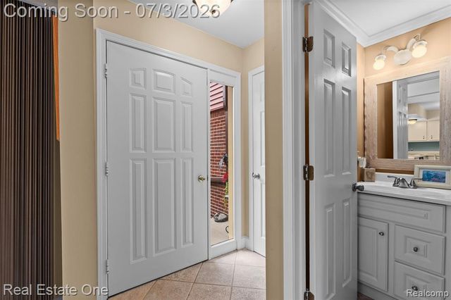 42185 Lochmoor Street, Clinton Township, MI 48038