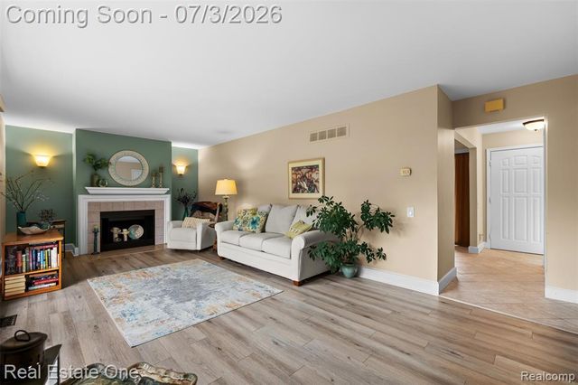 42185 Lochmoor Street, Clinton Township, MI 48038