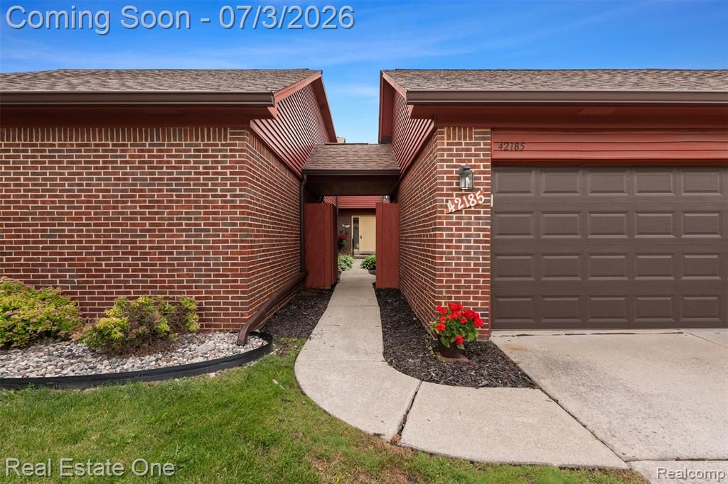 42185 Lochmoor Street, Clinton Township, MI 48038
