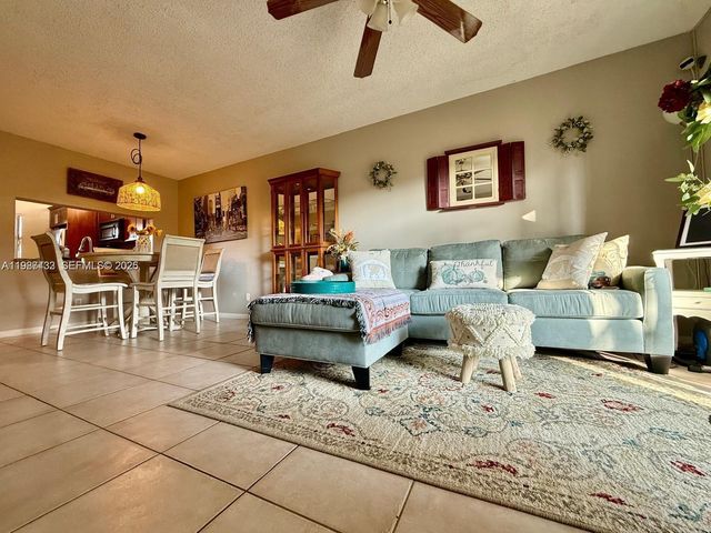 10616 NW 10th St 104, Pembroke Pines, FL 33026