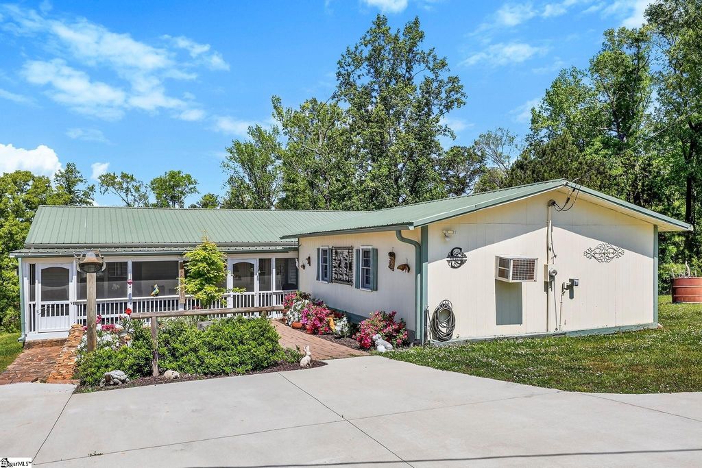 2511 S Pineland Circle, Cross Hill, SC 29332