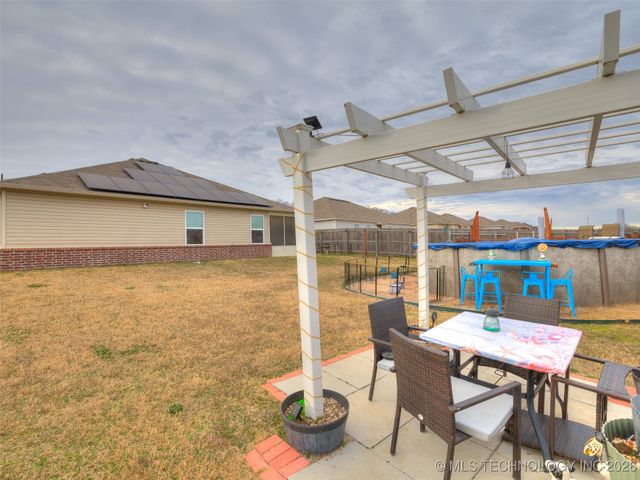 14895 S 274th East Avenue, Coweta, OK 74429