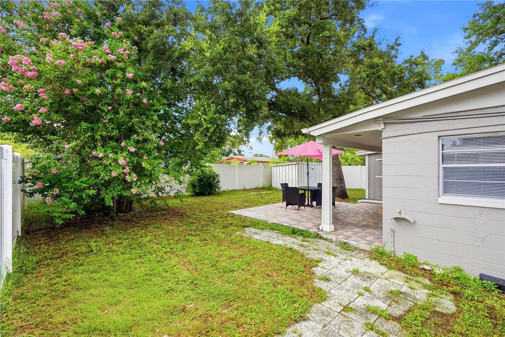 Image 18 of property listing at 2430 N RAMONA CIRCLE, Tampa, FL 33612
