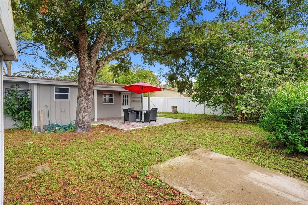 Image 20 of property listing at 2430 N RAMONA CIRCLE, Tampa, FL 33612