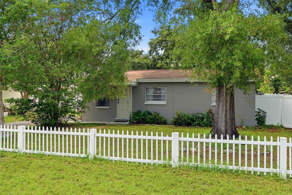 Image 3 of property listing at 2430 N RAMONA CIRCLE, Tampa, FL 33612