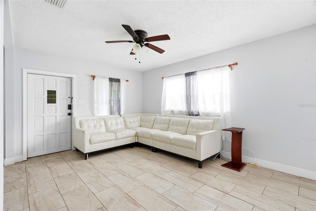Image 5 of property listing at 2430 N RAMONA CIRCLE, Tampa, FL 33612