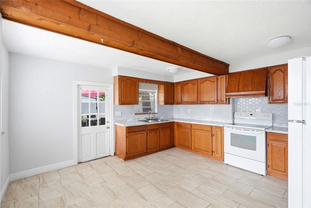 Image 8 of property listing at 2430 N RAMONA CIRCLE, Tampa, FL 33612
