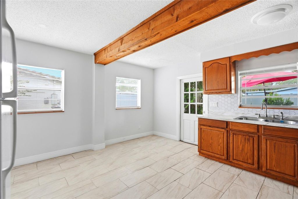 Image 9 of property listing at 2430 N RAMONA CIRCLE, Tampa, FL 33612