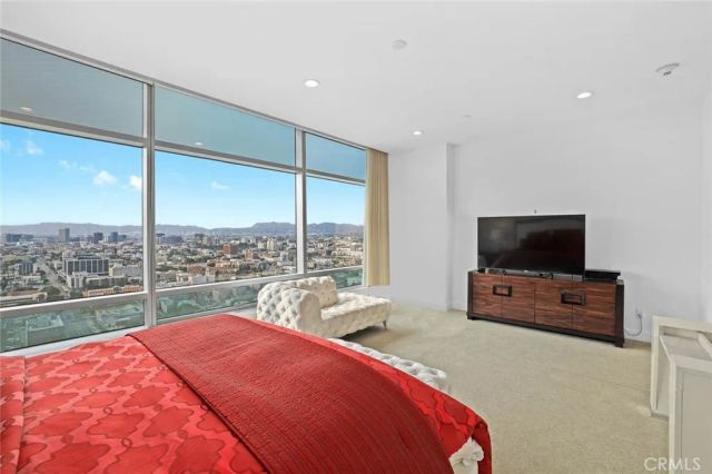 900 W Olympic 31J, Los Angeles, CA 90015
