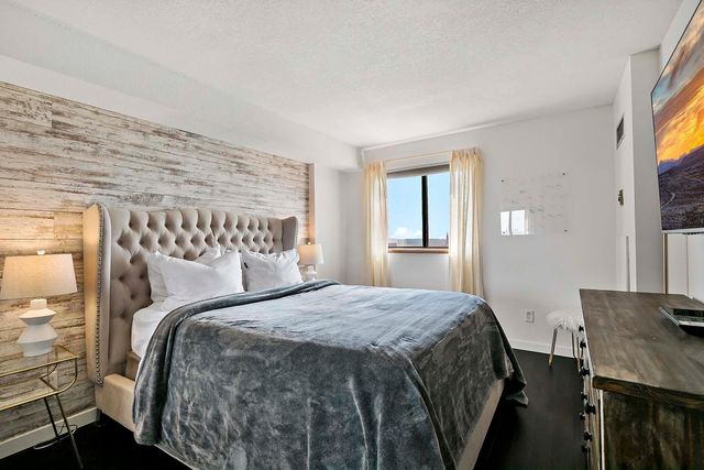 78 10th Street E 2004, Saint Paul, MN 55101