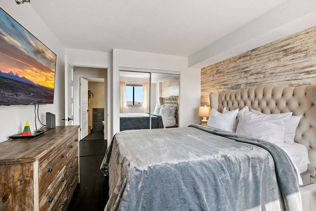 78 10th Street E 2004, Saint Paul, MN 55101