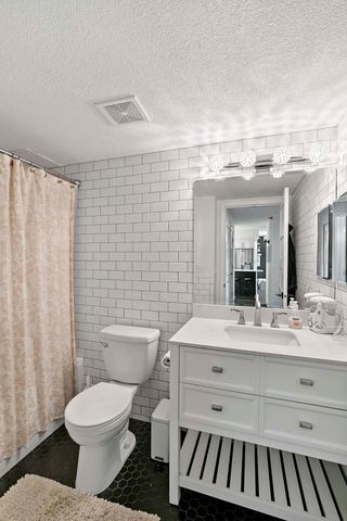 78 10th Street E 2004, Saint Paul, MN 55101