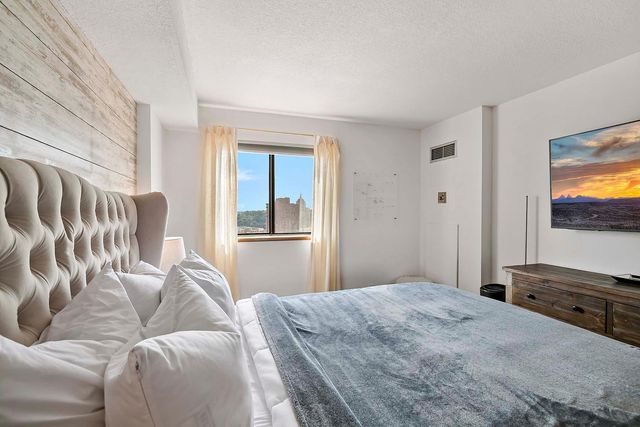 78 10th Street E 2004, Saint Paul, MN 55101