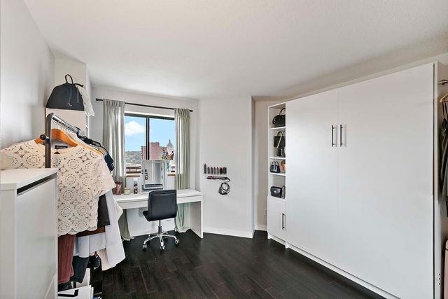 78 10th Street E 2004, Saint Paul, MN 55101