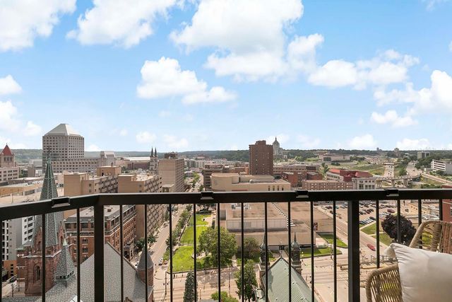 78 10th Street E 2004, Saint Paul, MN 55101