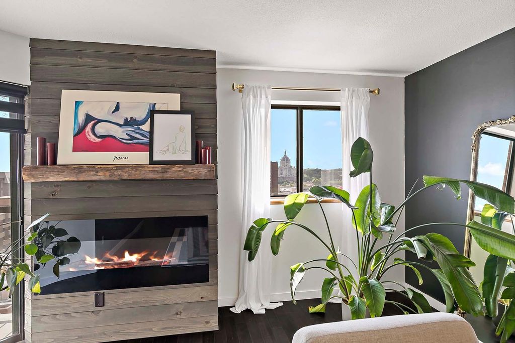 78 10th Street E 2004, Saint Paul, MN 55101