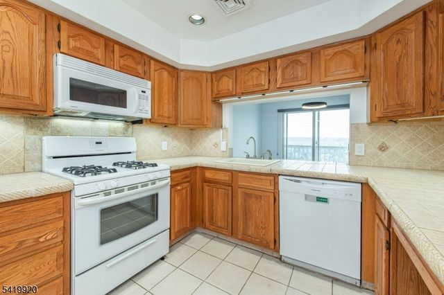 69 Amethyst Lane, Paterson City, NJ 07501