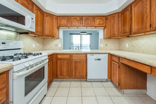 69 Amethyst Lane, Paterson City, NJ 07501