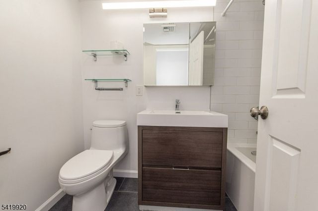 69 Amethyst Lane, Paterson City, NJ 07501