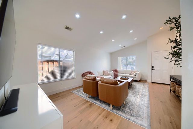 471 Pombo Square Dr, Tracy, CA 95376