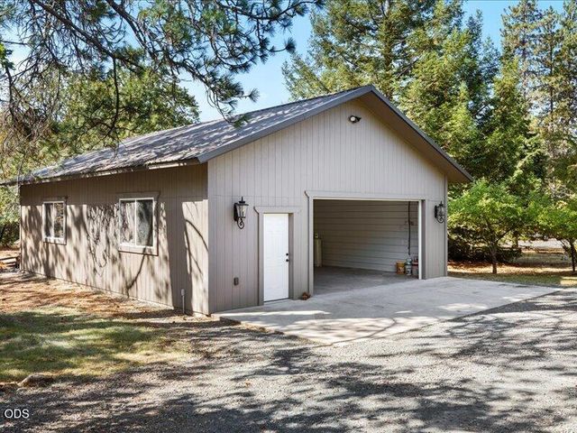 627 Carriage Road, Grants Pass, OR 97526