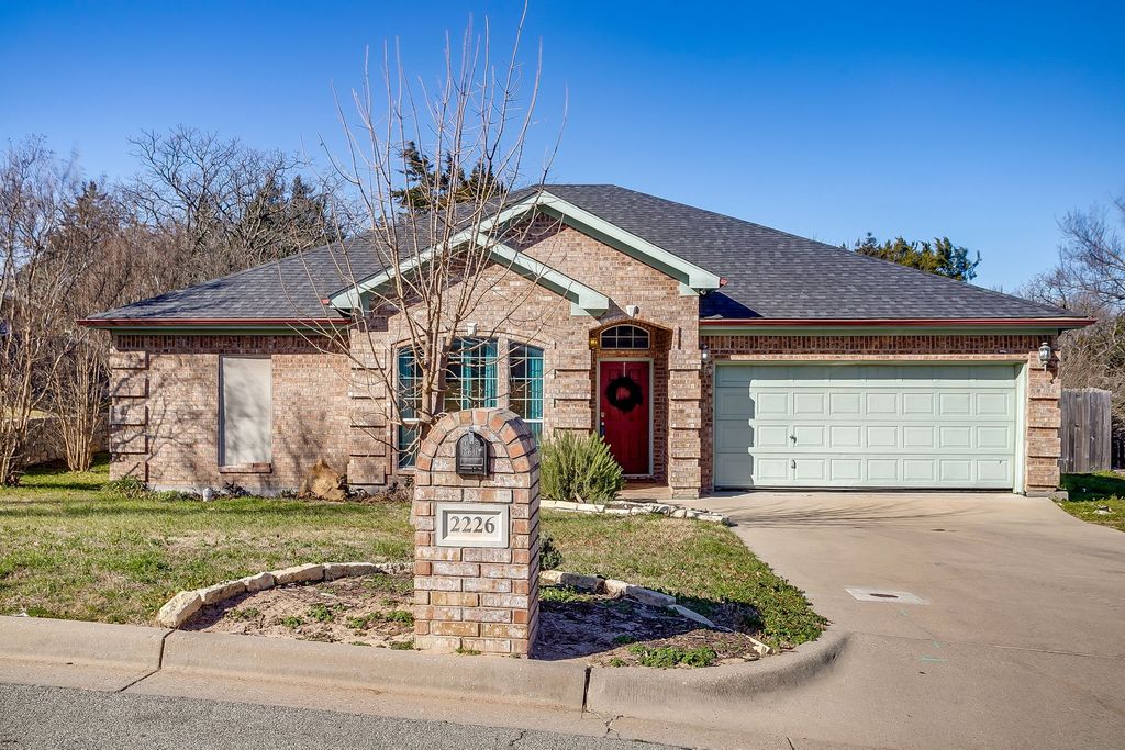 2226 Creek Side Drive, Weatherford, TX 76087
