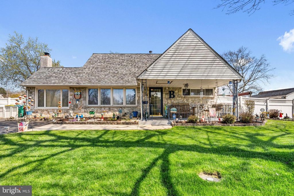 54 QUINCY DR, Levittown, PA 19057