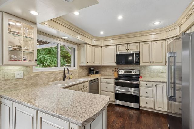 14558 Hawthorn Drive, Clive, IA 50325