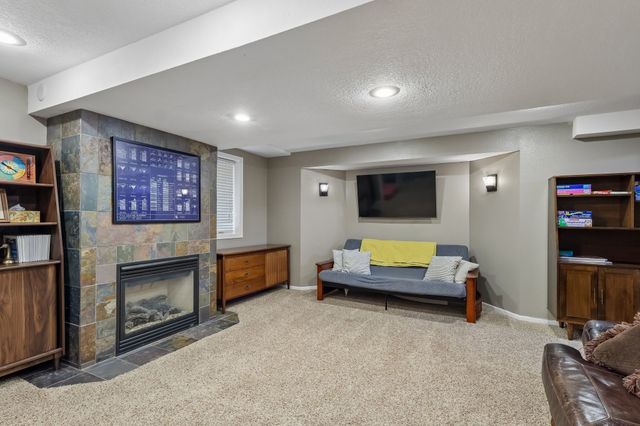14558 Hawthorn Drive, Clive, IA 50325