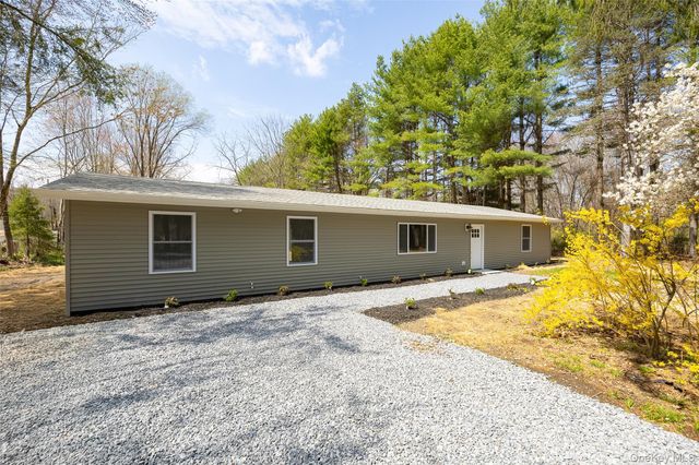 7 Eckelman Drive, Hyde Park, NY 12538
